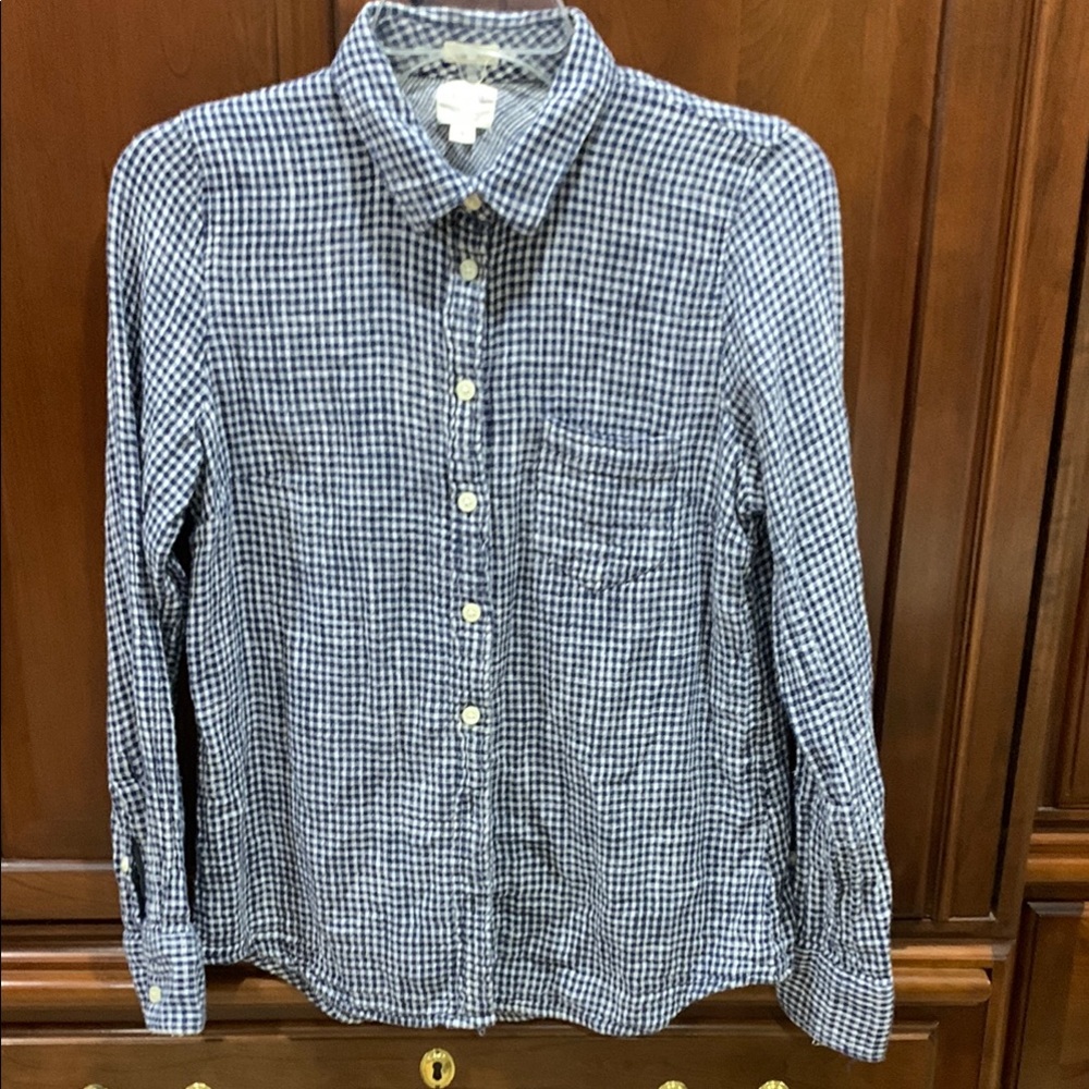 J Crew women’s Perfect  classic Fit shirt
Size S